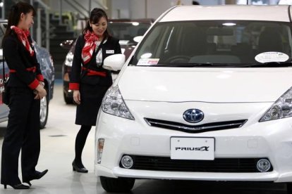 Muestra en Tokio del último modelo de Toyota Prius, este febrero.