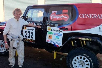 Calleja delante del Jeep con el que disputa el raid tras completar con éxito la quinta etapa.