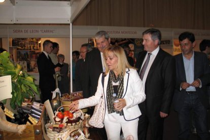 Isabel Carrasco, durante la visita a la feria acompañada por Raúl Valcarce y Jaime González.