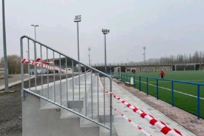 La grada ha sido colocada en el campo de hierba artificial en lugar del de rugby. PP