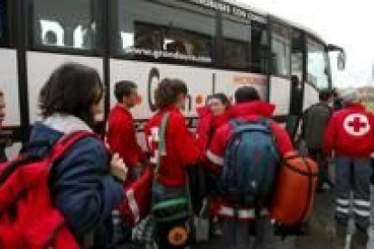 Parte de los voluntarios leoneses salieron ayer por la mañana de Cruz Roja