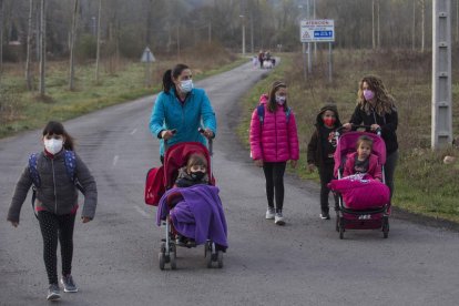 Los alumnos tienen que recorrer un kilómetros por una carretera sin arcén para coger el autobús. FERNANDO OTERO