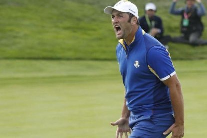 Jon Rahm celebra uno de sus golpes ganadores ante Tiger Woods en la Ryder Cup.