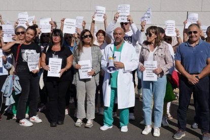 Concentración de apoyo a los trabajadores encerrados en el centro de salud de Astorga. CAMPILLO