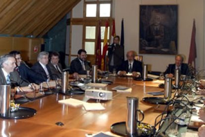 Reunión del Consejo de Administración de Caja España, para analizar la fusión con Caja Duero.