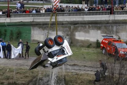 Rescate de la máquina a la altura del Puente de los Leones.