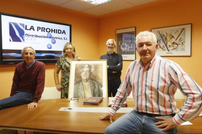 Los directivos de la compañía, con el retrato de Eloy del Potro. JESÚS F. SALVADORES.