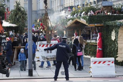 Barreras de hormigón son colocadas para evitar ataques como el de ayer en Berlín.