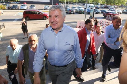 José Blanco presidió el mitin de cierre de campaña en la Casa de la Cultura de Ponferrada. ANA F. BARREDO