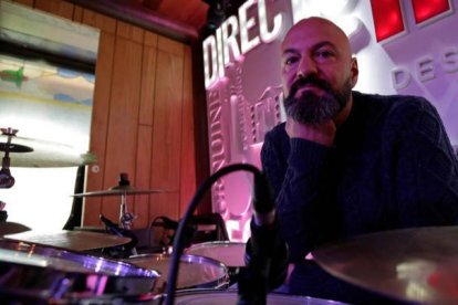 Luismi Maestro, batería de Pandorado, grupo leonés originario de Astorga, ayer en El Gran Café. FERNANDO OTERO