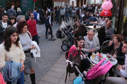 El aumento de las temperaturas ha llenado de consumidores las terrazas de los establecimientos de León.