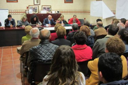 El problema del transporte estuvo muy presente en la reunión con los vecinos de Ferral.