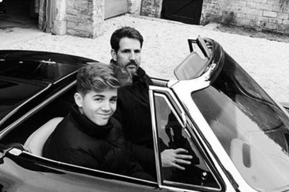 El joven Aquiles junto a su padre, Pablo de Grecia.