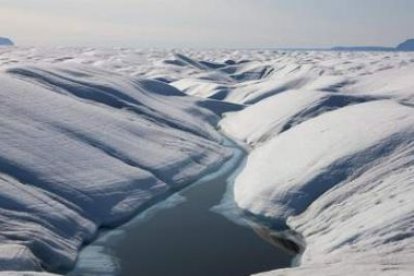 Un lago de hielo derretido en la superficie del glaciar Peterman, en una foto de archivo.