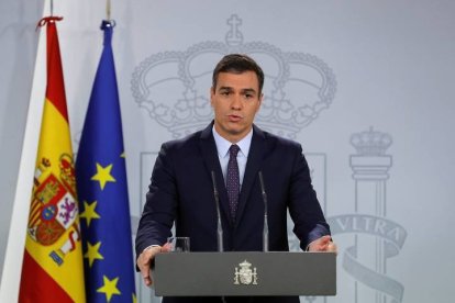 El presidente del Gobierno durante su intervención en La Moncloa esta mañana. BALLESTEROS