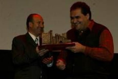 El director de la película ganadora, Norberto Ramos, recogiendo el trofeo en el Teatro Bergidum