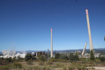 Las dos chimeneas que aún están en pie en Compostilla. BARREDO