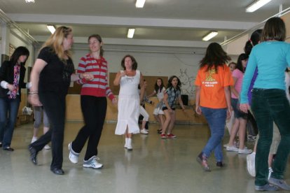 Un grupo de madres y alumnado del colegio público San Claudio durante una sesión de biodanza con Marifé Lamadrid.