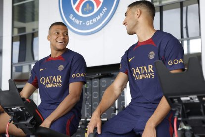 Mbappé habla con Achraf en el primer entrenamiento del PSG. EFE