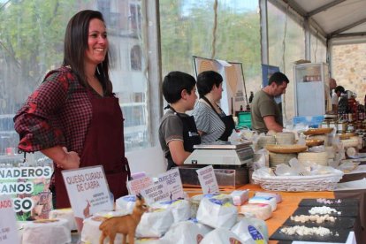 Productores de Extremadura, Galicia, Castilla y León, Aragón y Cantabria se citan en el Salón Masqueso que atrae a numeroso público en su primera jornada. A. VALENCIA