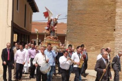 Momento en el que la comitiva festiva procesionaba al santo