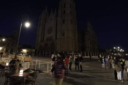 La Catedral y la Diputación, apagadas por el planeta. MARCIANO PÉREZ