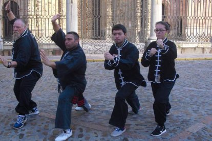 El maestro de kung-fu Luis Jiménez junto a su hijo Bili y sus nietos Cristian y Desiré. DL