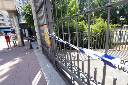 Las puertas del parque del Plantío todavía seguían cerradas ayer por la tarde. ANA F. BARREDO