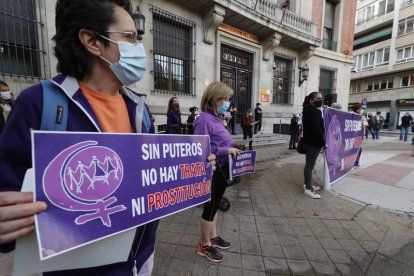 Protestas de organizaciones feministas en contra de los puteros. DL