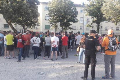 Los voluntarios que ayer acudieron a la llamada del hijo de Telesforo, en la salida del operativo. DL