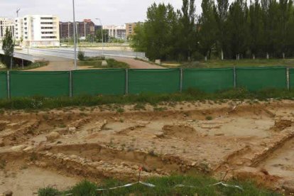 En primer plano, parte de los restos de la ciudad romana de Ad Legionem. Al fondo, el puente que no conduce a parte alguna.