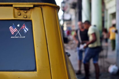 Adhesivos de las banderas de Cuba y EE UU, en un vehículo estacionado en La Habana.