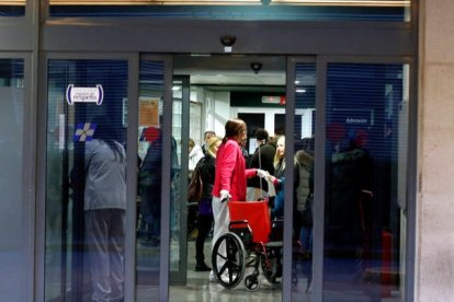 Colas en las Urgencias del Hospital de León. MARCIANO PÉREZ