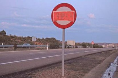 Señales de límite de velocidad tapadas en la A-231, ayer tarde, en Sahagún.