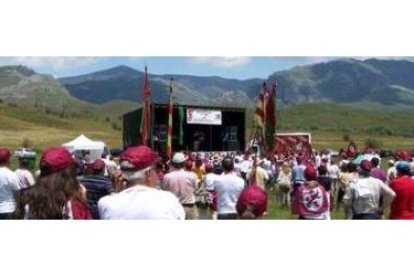 Pendones y banderas de León inundaron la campa de Rodiezmo.