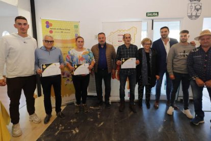 Con los diplomas, rodeando al alcalde de Camponaraya, Eduardo Morán, Luis Valle, Rebeca Rodríguez y José Brañas, los premiados. L.DM