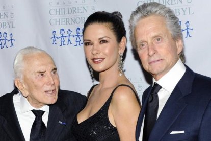 Kirk Douglas, Michael Douglas y Catherine Zeta-Jones en una gala celebrada en Nueva York a finales del 2011.