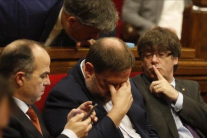 Carles Puigdemont, Oriol Junqueras y Jordi Turull, durante el pleno de la ley de ruptura en el Parlament.