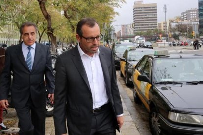 Rosell, con su abogado, después de declarar.