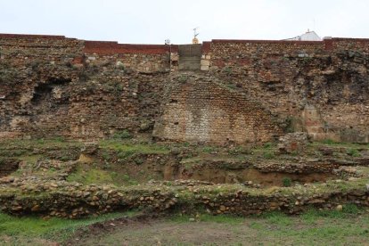 Imagen de parte del lienzo de la muralla en su cara interior cuya reshabilitación comenzará este mismo mes.