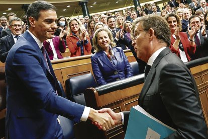 El líder del PP, Alberto Núñez Feijóo, felicita al presidente del Gobierno, Pedro Sánchez, y aprovecha el momento para reprocharle su pacto con los secesionistas. JAVIER LIZÓN