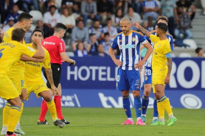 La Deportiva, en la imagen Yuri, no pudo frenar la racha del líder Las Palmas. L. DE LA MATA