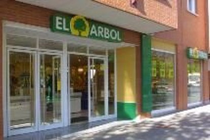 Un establecimiento de supermercados El Árbol en el polígono de Eras de Renueva