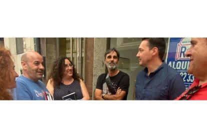 Los representantes sindicales, justo antes de entrar a la reunión en la Fele. RAMIRO