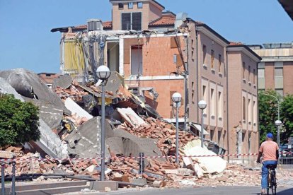 Un edificio derrumbado en Cavezzo.