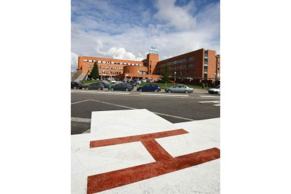 El Hospital del Bierzo externaliza servicios quirúrgicos. ANA F. BARREDO