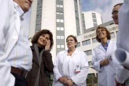 Montse Collado posa junto a miembros del Hospital de Bellvitge que hace 23 años le trasplantaron el