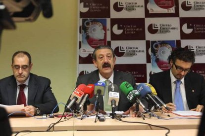 José Manuel Casado, Agustín Flórez y Miguel Ángel González, ayer en el CEL.