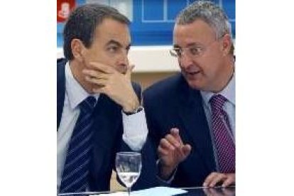 Zapatero, junto al coordinador de la campaña Jesús Caldera