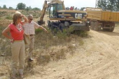 Manoli Ordás supervisó ayer los trabajos de limpieza retomados por el Ayuntamiento.